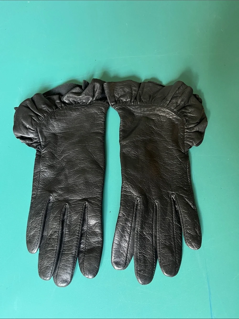 Intercontinental leather women’s black leather gloves. Size M/ 7